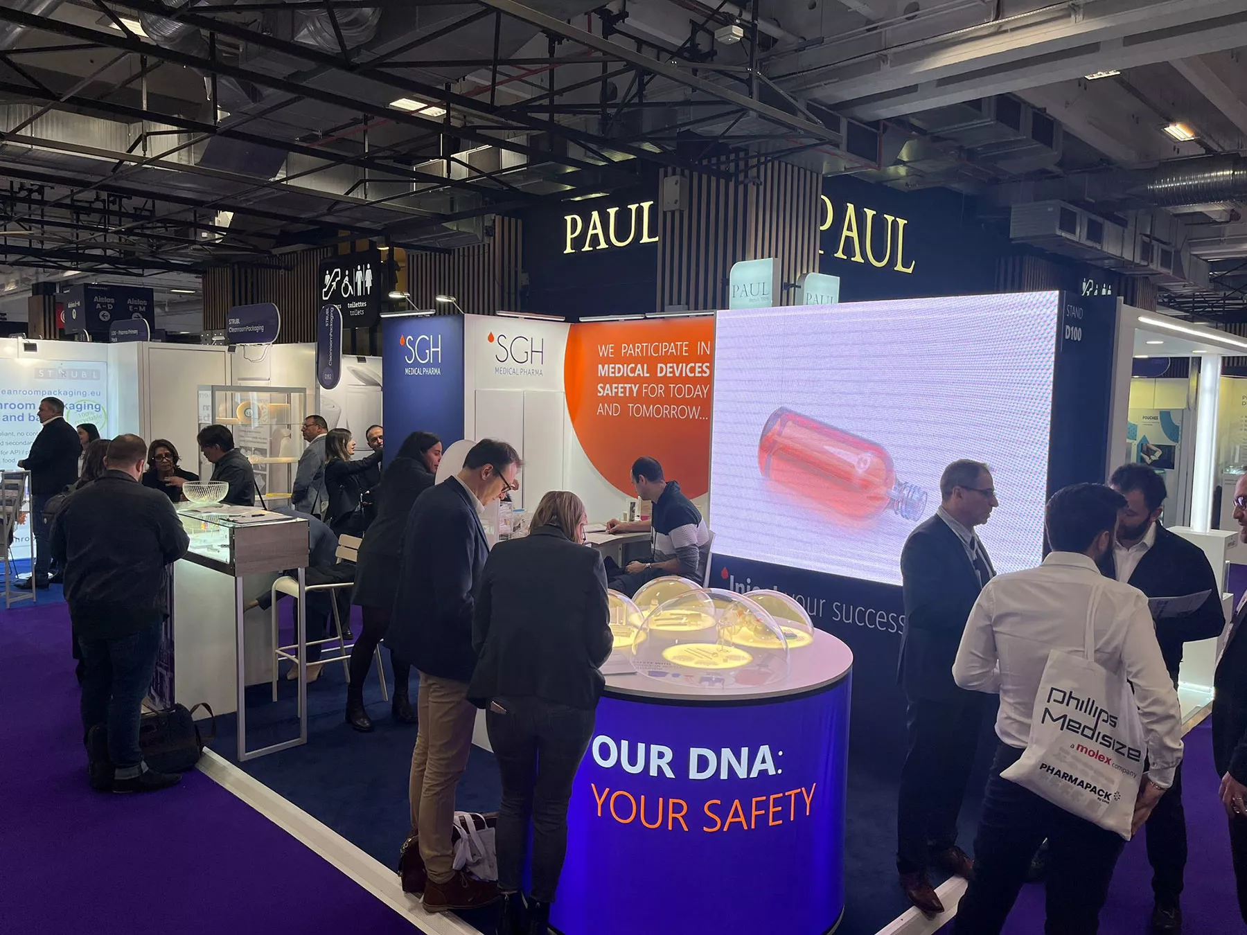 overall view of the stand with customers and prospects at Pharmapack 2024