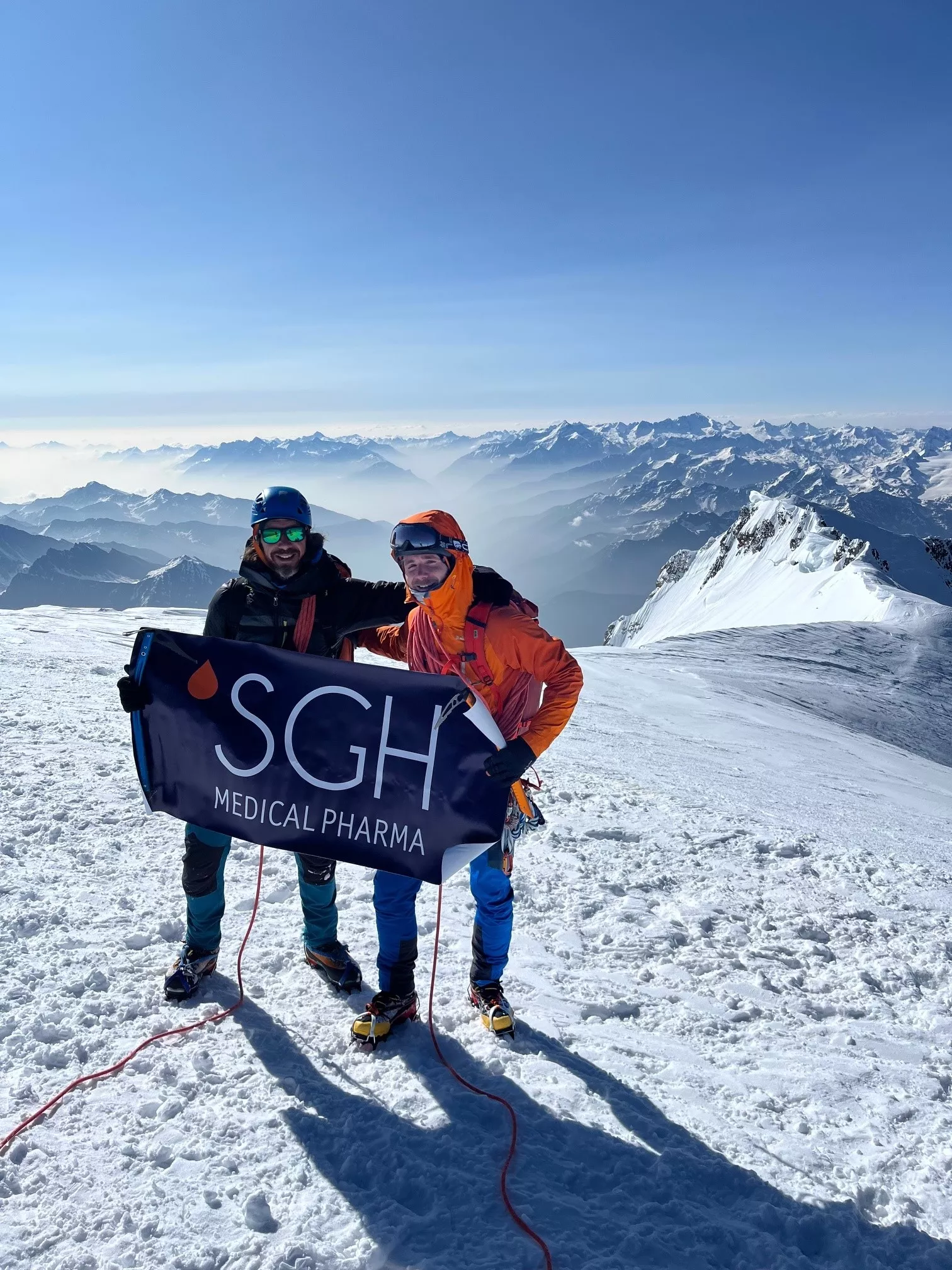 2 collaborateurs de SGH Medical Pharma au sommet du Mont Blanc