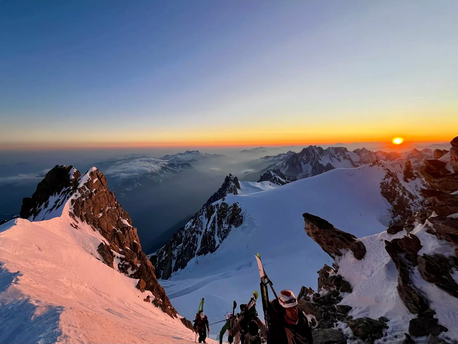 2 collaborateurs de SGH Medical Pharma au sommet du Mont Blanc