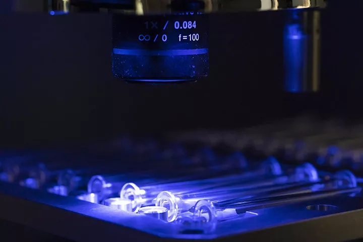 Zoom sur les tests de lumière des consommables plastiques pour le diagnostic et les sciences de la vie.