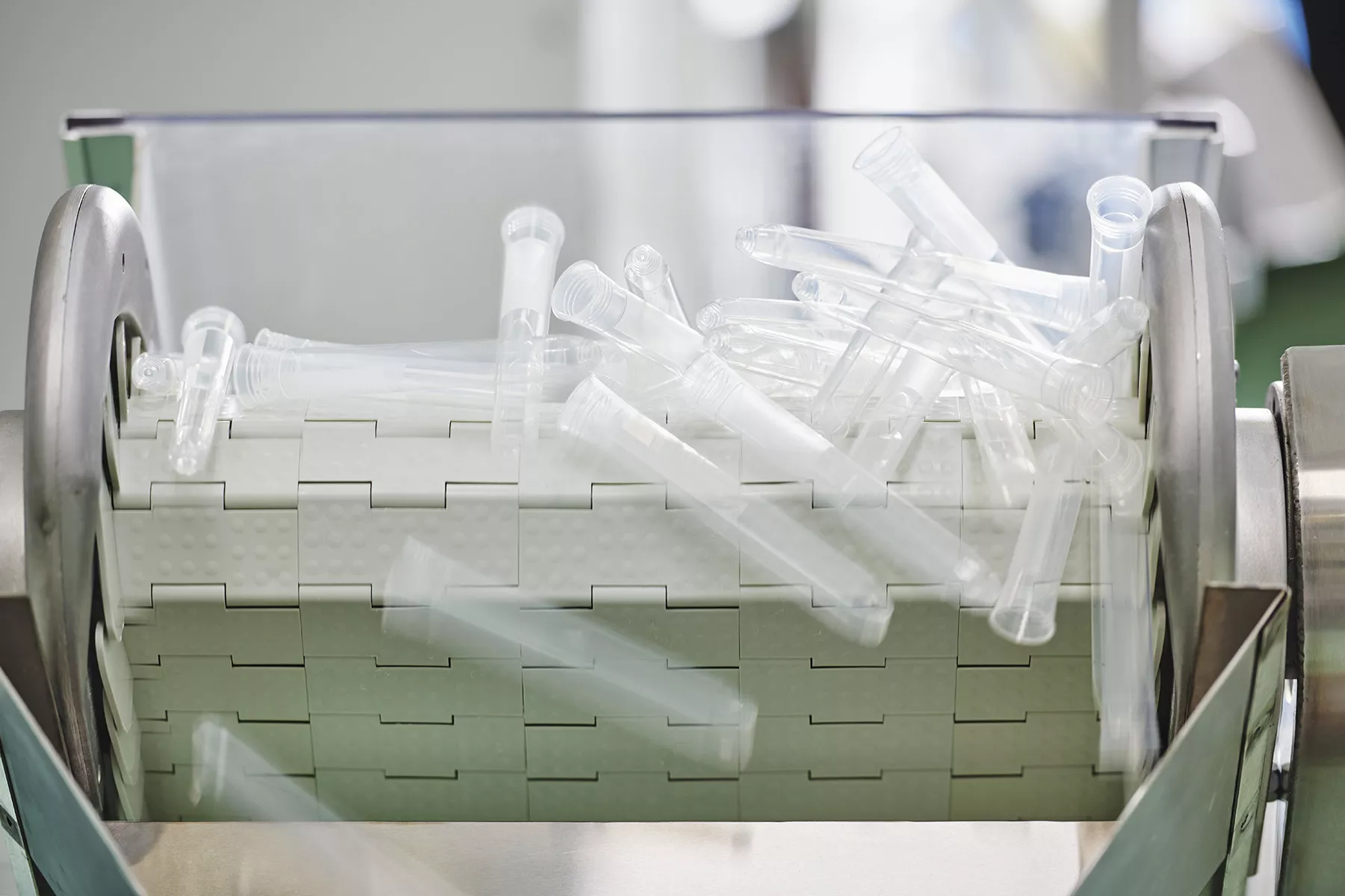 packaging for prefilled syringes on an automated production line