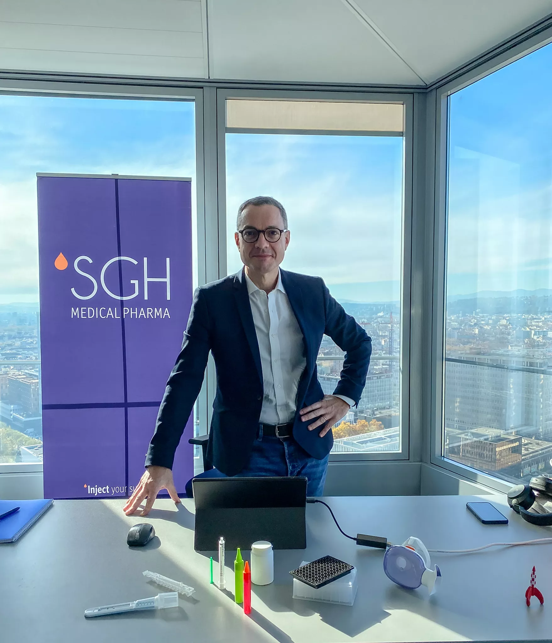 Photo au bureau de Olivier Derouard, président de SGH Medical Pharma