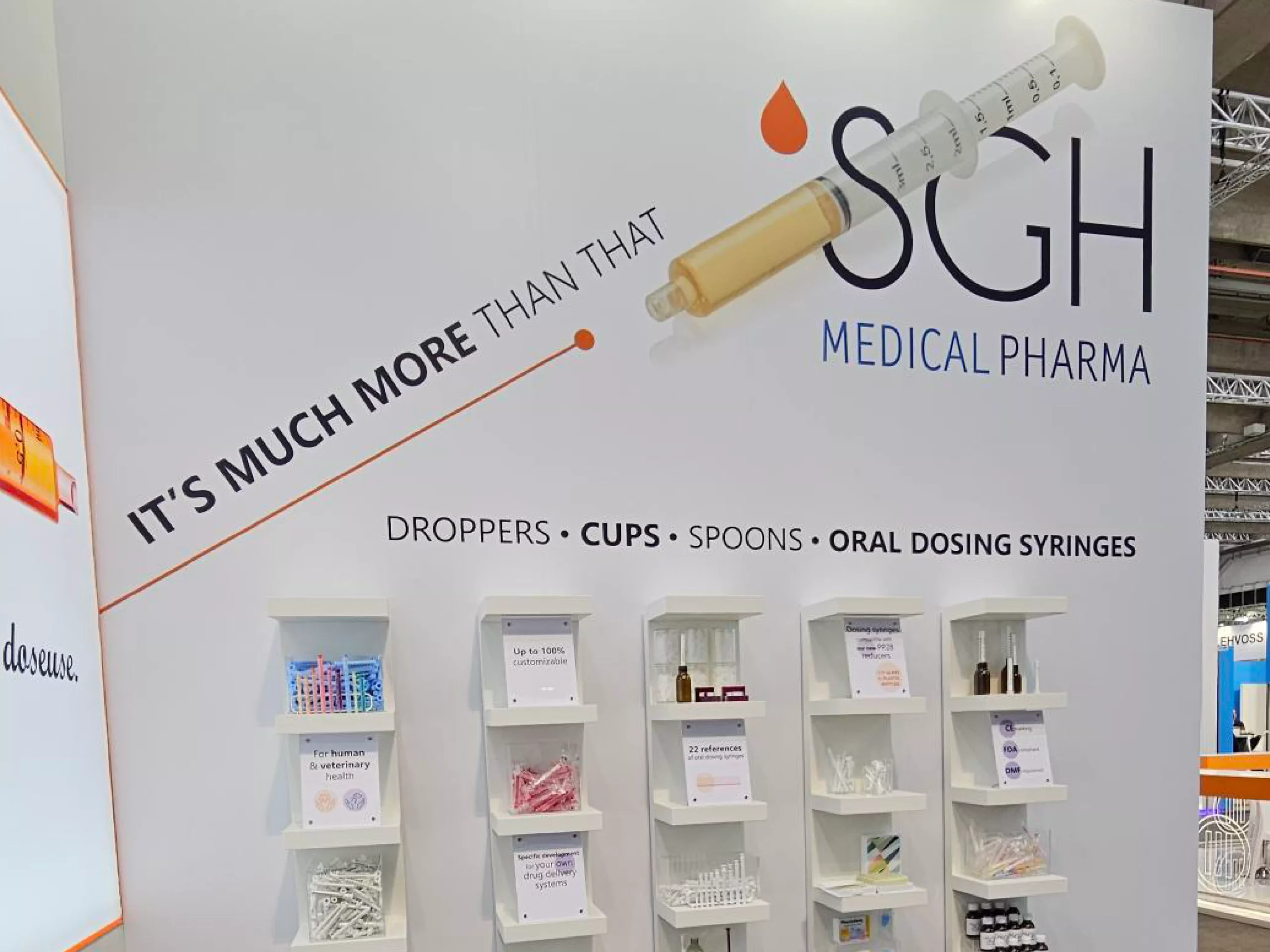 étagères de présentation avec des produits de dosage et d'administration du médicament