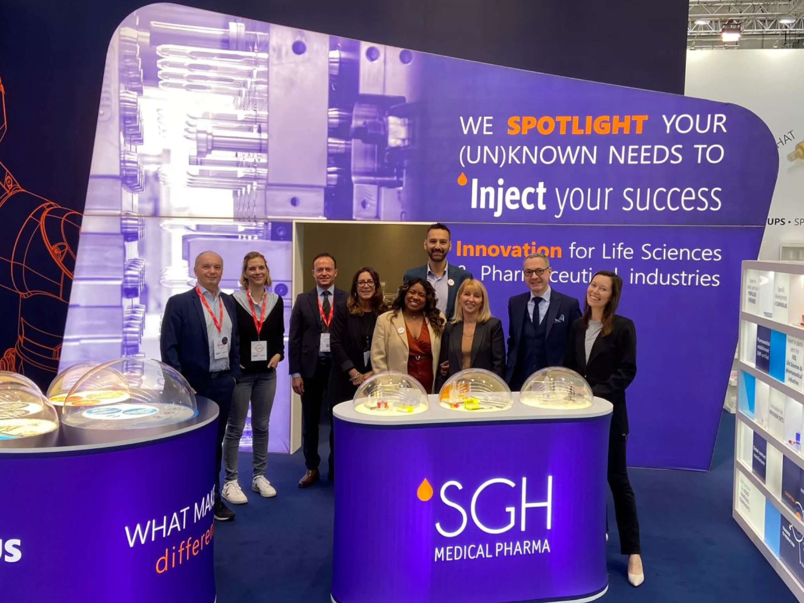 9 personnes de l'équipe commerciale sur le stand à un salon professionnel