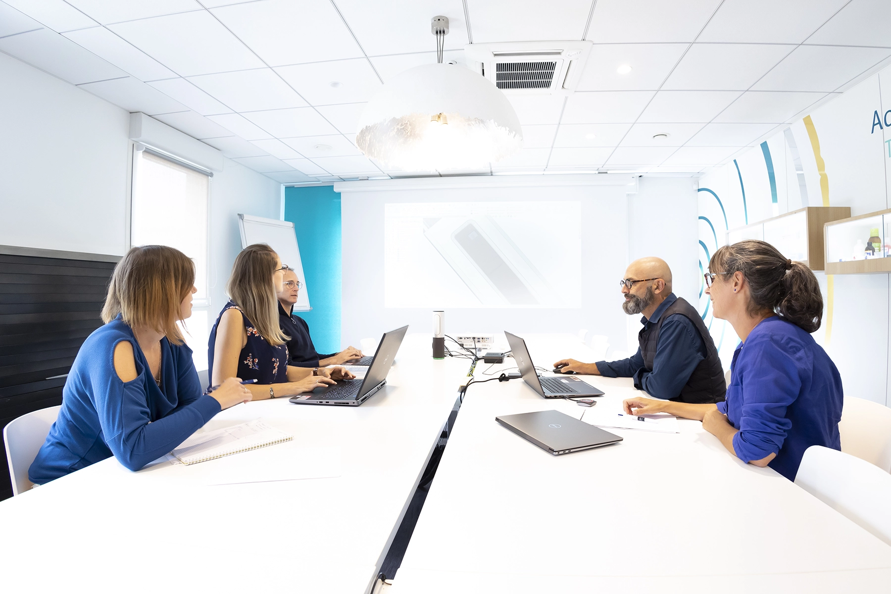 des personnes assises autour d'une table et discutant affaires