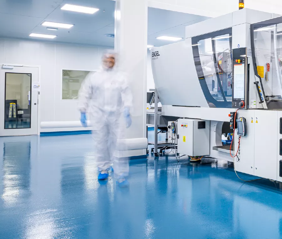 Lignes de production automatisées en salle blanche chez SGH Medical Pharma